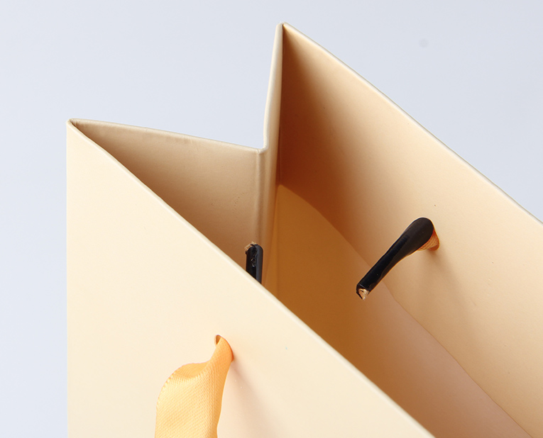 彩色紙袋訂做的工藝可咨詢廣州駿業(yè)包裝 彩色紙袋訂做的工藝可咨詢廣州駿業(yè)包裝