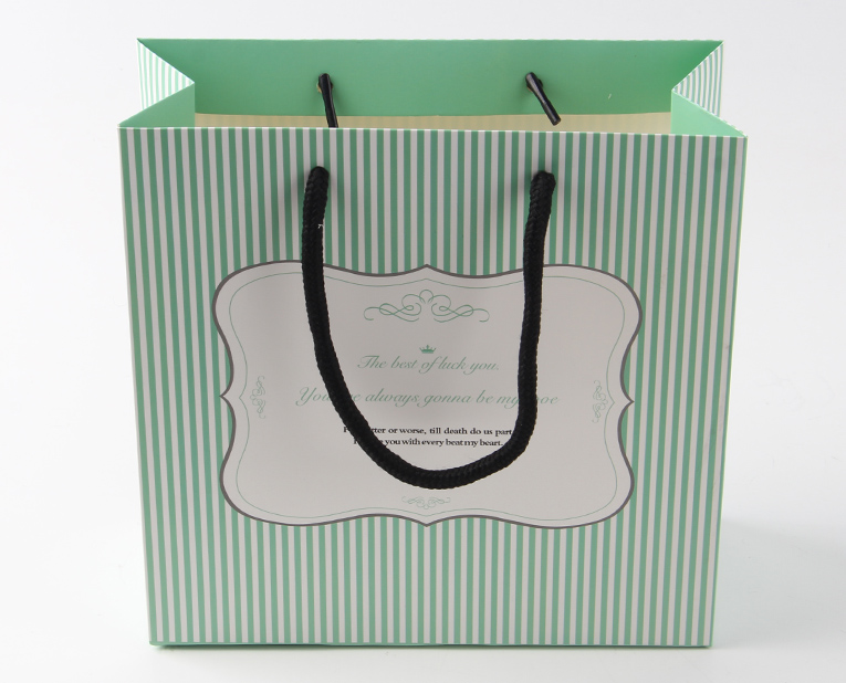 化妝品的包裝袋在訂做時必須區分清紅、白2種燥油