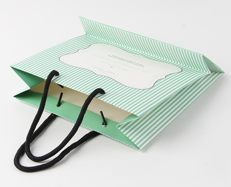 化妝品的包裝袋在訂做時必須區分清紅、白2種燥油