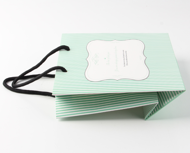 化妝品的包裝袋在訂做時必須區分清紅、白2種燥油