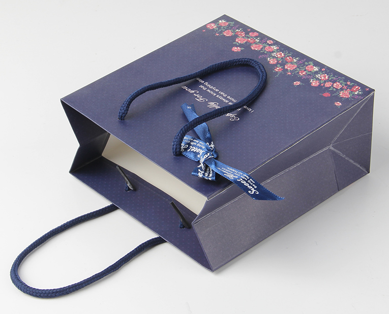 干凈,整潔,挺拔的服裝禮品紙袋 干凈,整潔,挺拔的服裝禮品紙袋