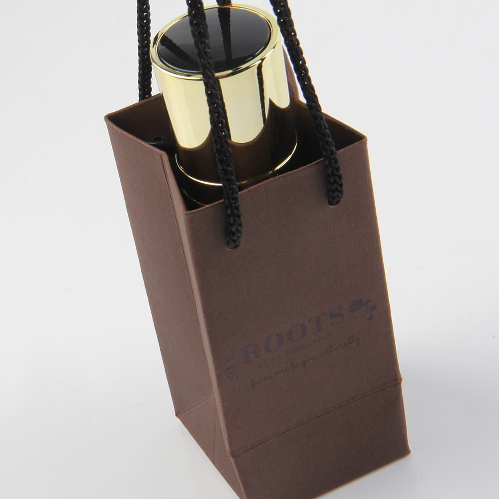 充電器的產(chǎn)品這么小紙袋是不是也該做這么小呢? 充電器的產(chǎn)品這么小紙袋是不是也該做這么小呢?